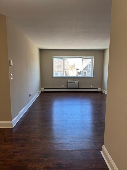 Building Photo - 2260 N Summit Ave