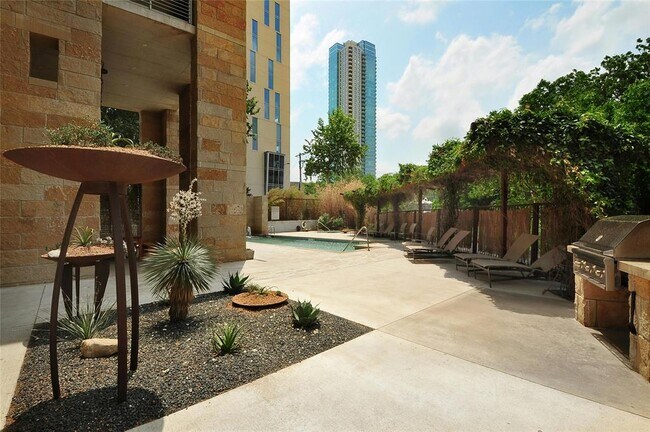 Building Photo - 800 W 5th St