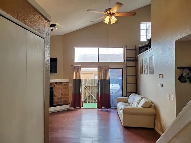 Building Photo - Charming 3BR Townhome in Denver