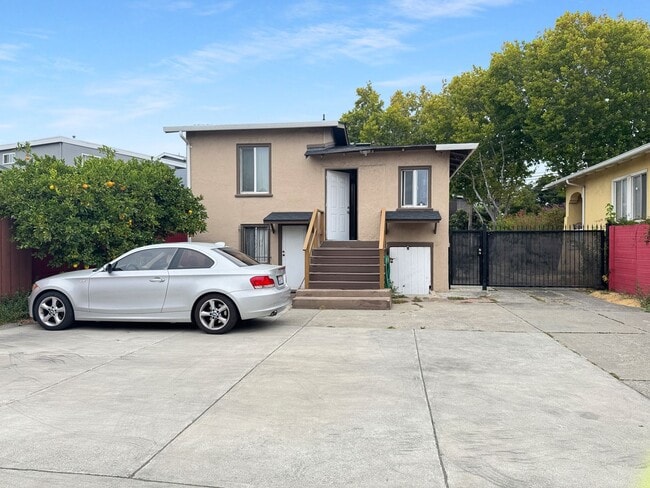 Building Photo - 3BR Craftsman-Style HOUSE for Rent | Priva...