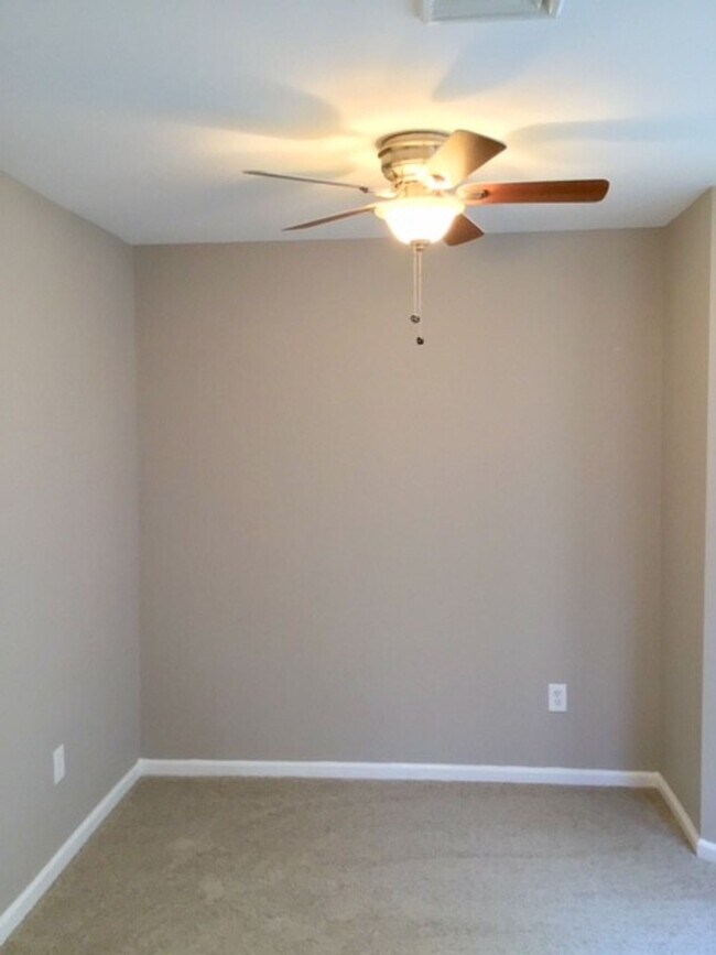 Building Photo - Upgraded 2 Bed/2 Bath plus Den HOME 1100 sq ft. Unit...A Must See!!!