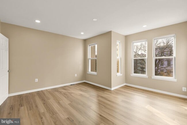 Building Photo - 1033 5th St NE