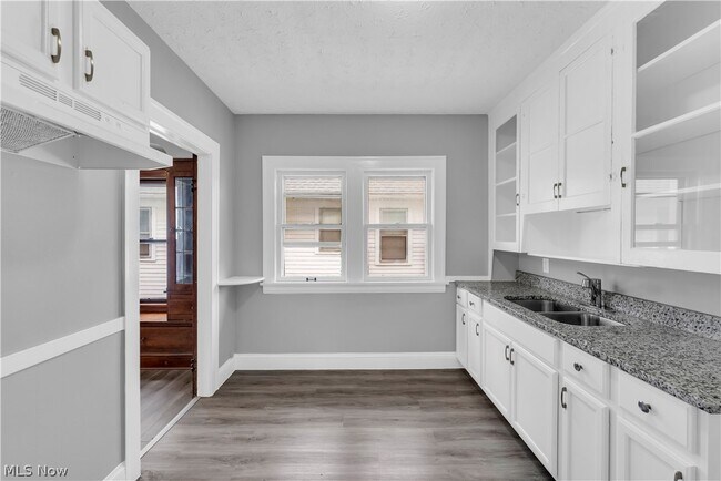 Building Photo - 10123 Greenview Ave