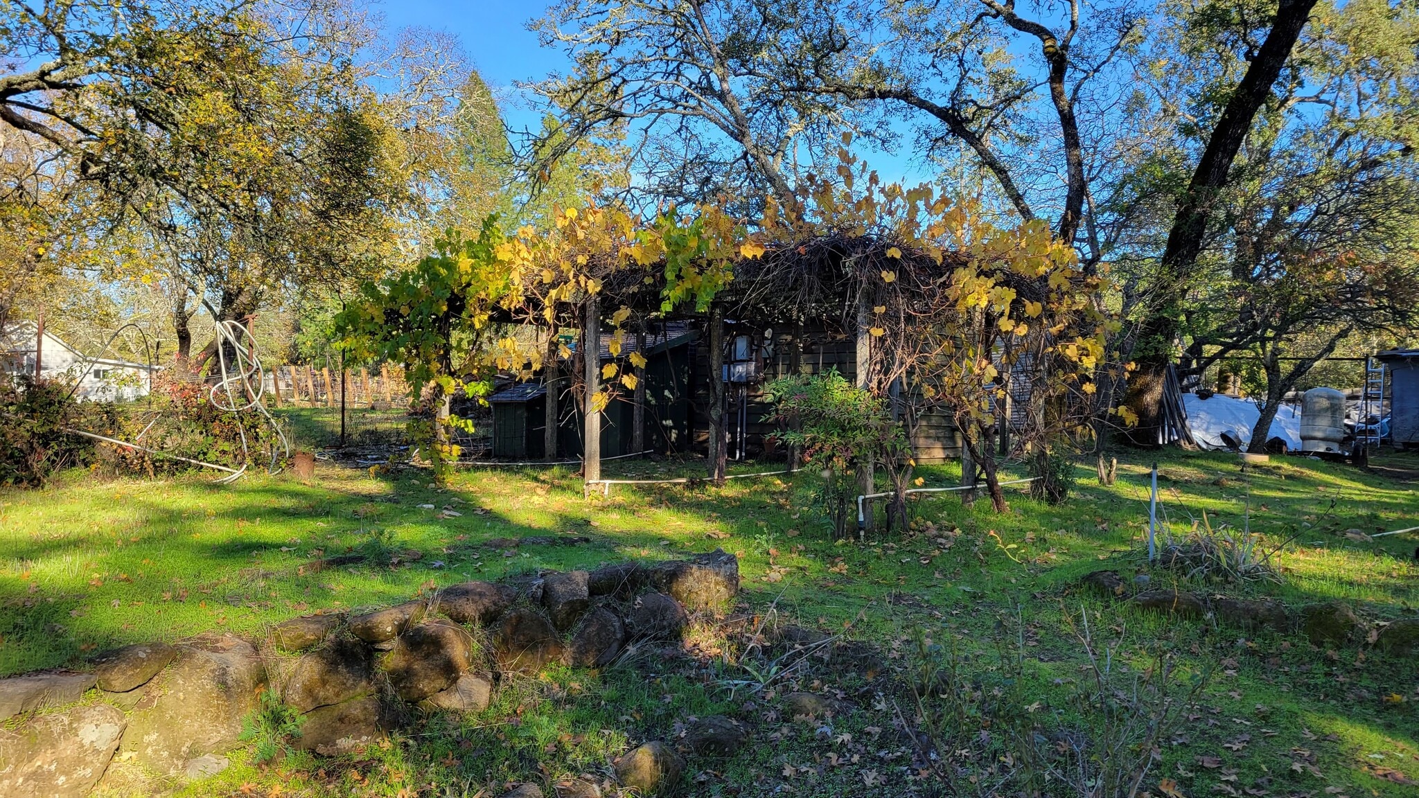 Building Photo - 450 Sky Oaks Dr
