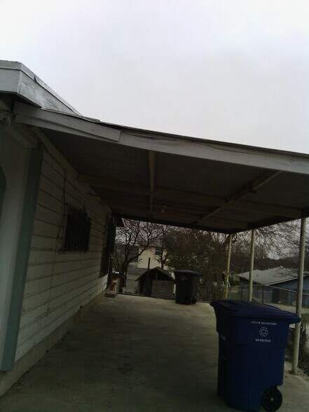 carport - 2323 Hicks Ave