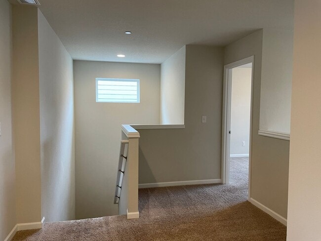 Building Photo - Beautiful 4 Bedroom 2.5 Bath Home Located ...