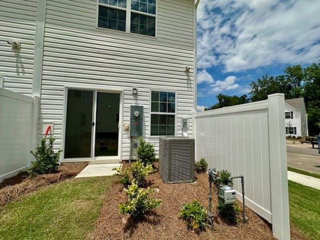 Building Photo - **Brand New** 2 Bed, 2.5 Bath Townhome in ...