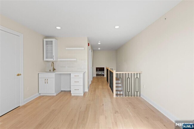 Building Photo - 45 Lincoln Ave