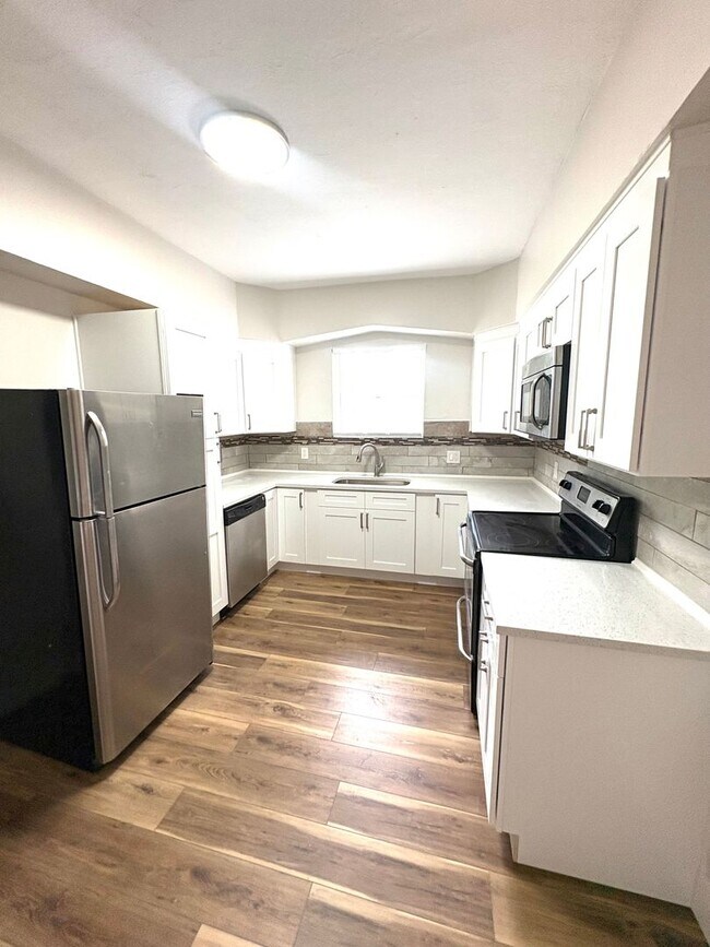 Building Photo - 3/2 Historic Home Available NOW!
