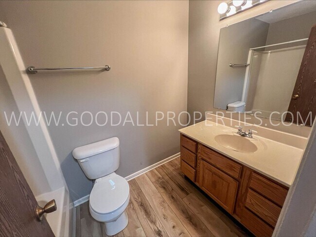 Building Photo - Great Deal on this Two bedroom townhome in Ankeny!!!