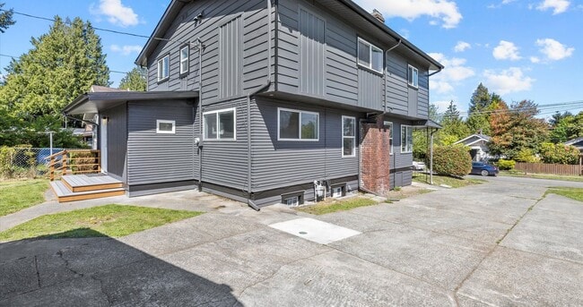 Building Photo - Remodeled 5BR Vintage Gem in Prime West Seattle