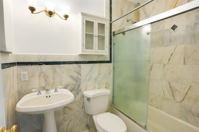 Building Photo - 355 Redwood Ln