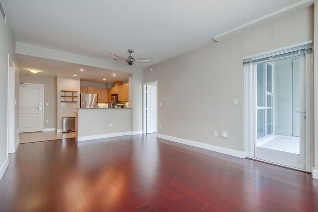 Building Photo - Modern 2 bed / 2 bath Condo in Little Ital...