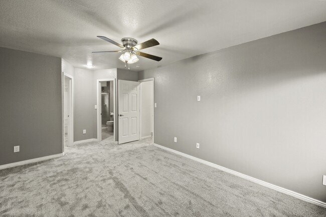 Building Photo - 5647 Old Farm Cir E