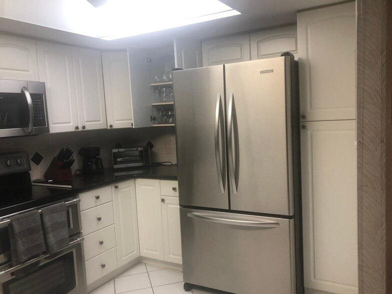 Building Photo - 1055 W Peppertree Dr