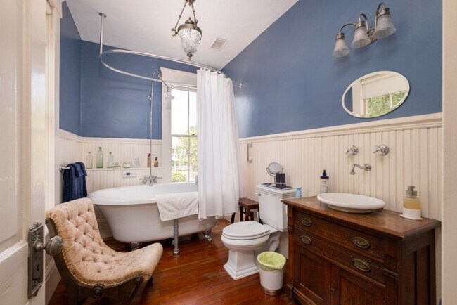 Building Photo - 221 SE 7th St