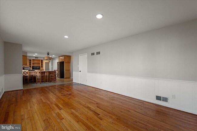 Building Photo - 641 W Country Club Dr