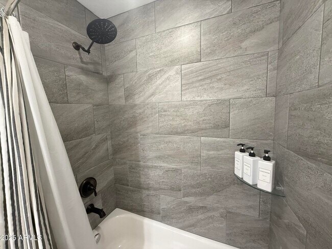 Building Photo - 726 S Johnson Rd