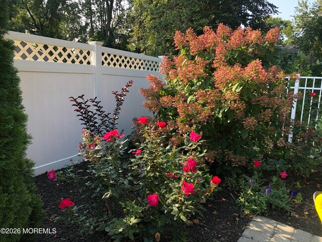 Building Photo - 96 Lakeshore Dr