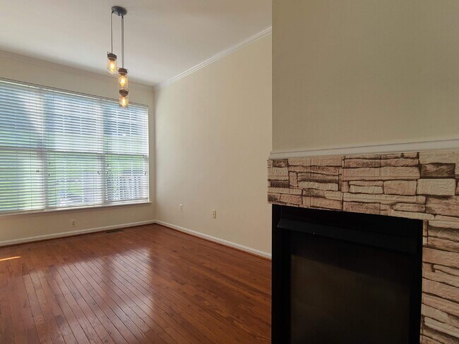 Building Photo - 210 Hillside Ct