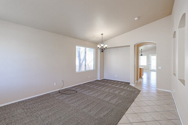 Building Photo - 4bed with pool