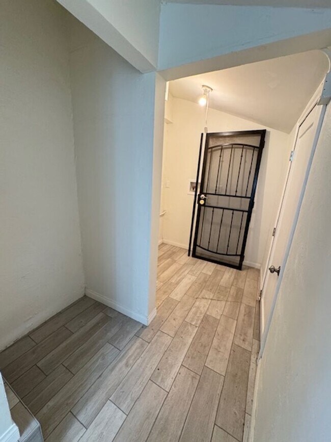 Building Photo - 2 Bedroom Bungalow in Simi Valley
