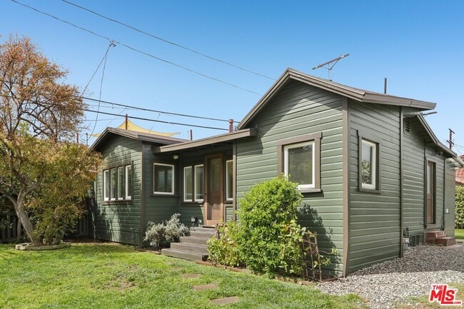 Building Photo - 2747 Denby Ave