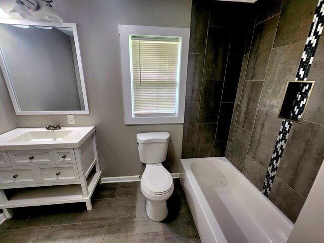 Building Photo - Large, family-friendly S. Knox 3br/2ba w office