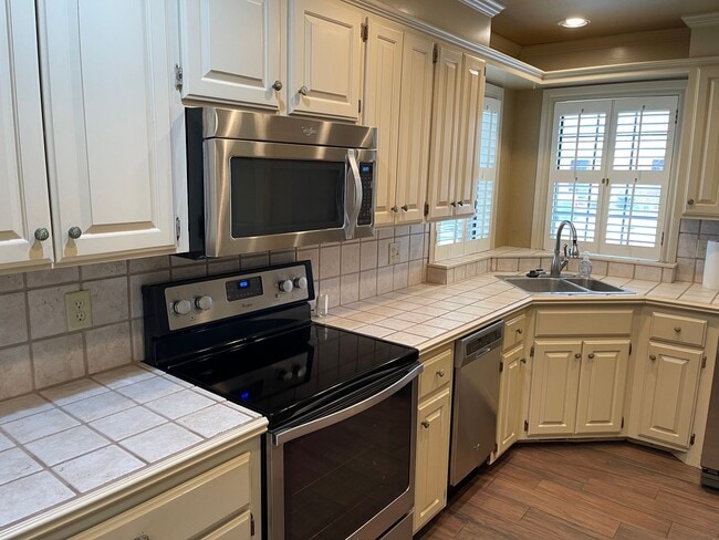 Building Photo - Welcome to Lyndale Senior Community! 55 and better in Edmond!!  2 bed flex floorplan with office,...