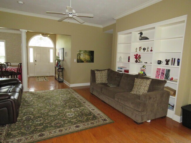 Building Photo - 8113 Glenmore Dr