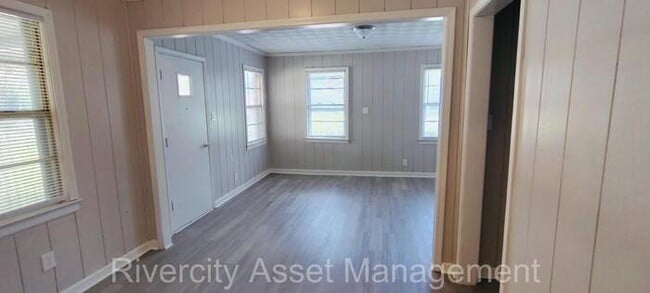 Building Photo - This 4 Bedroom Home is A True Gem!!!! Sect...