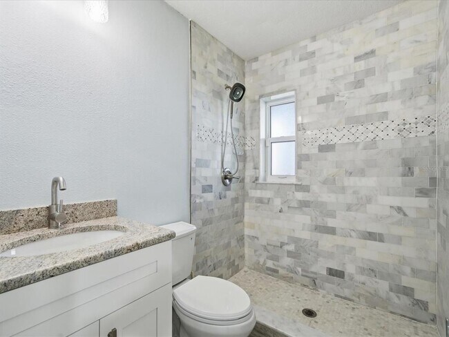 Building Photo - 828 Bay Point Dr