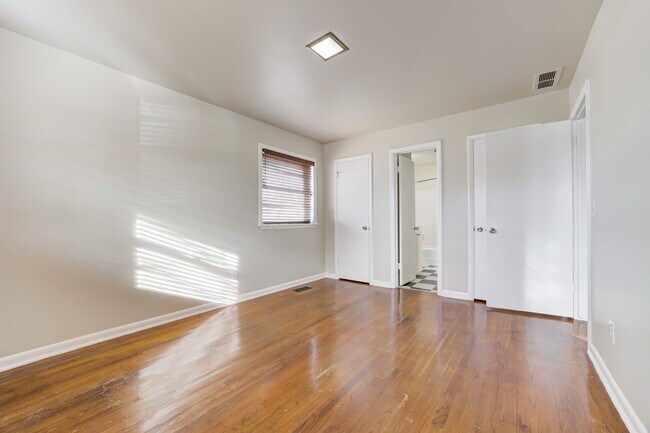 Building Photo - 5000 N Linn Ave