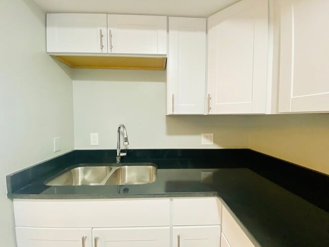 Building Photo - Washer/Dryer in Unit! Remodeled Townhome i...