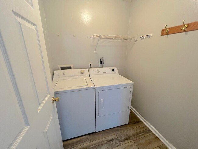 Building Photo - 3 BED | 2 BATH | NEWLY RENOVATED