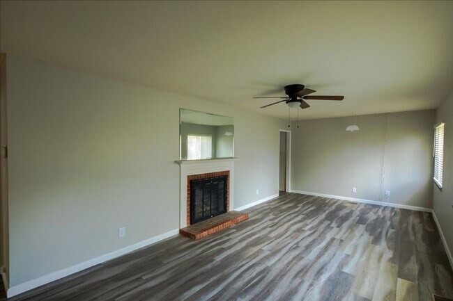 Building Photo - **Charming Family Home in Top-Rated School...