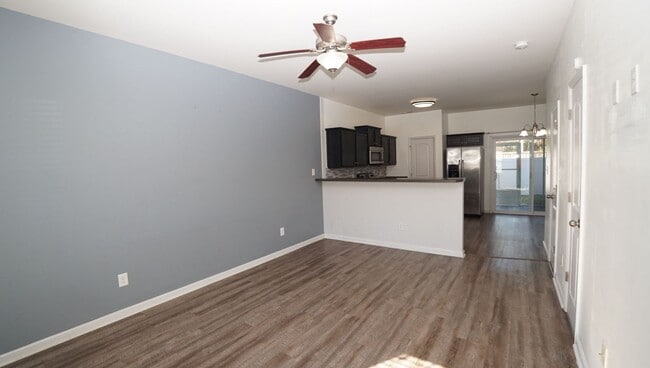 Building Photo - Two Bedroom Two and half Bathrooms Townhome!