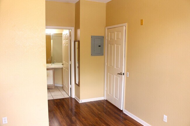 Building Photo - Lovely condo for Rent