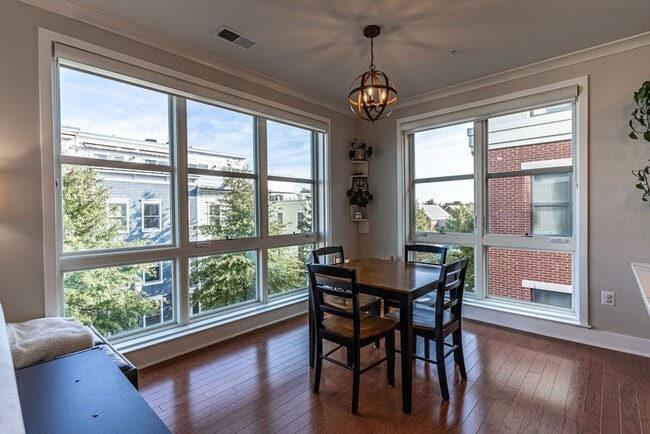 Building Photo - 2 Bed, 2 Bath Condo Bathed in Natural Light