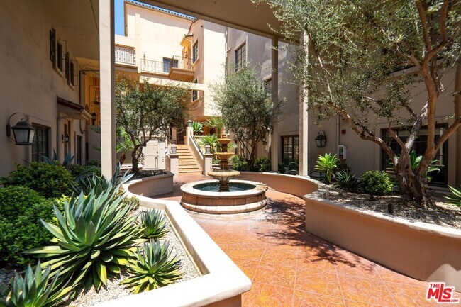 Building Photo - 851 N San Vicente Blvd