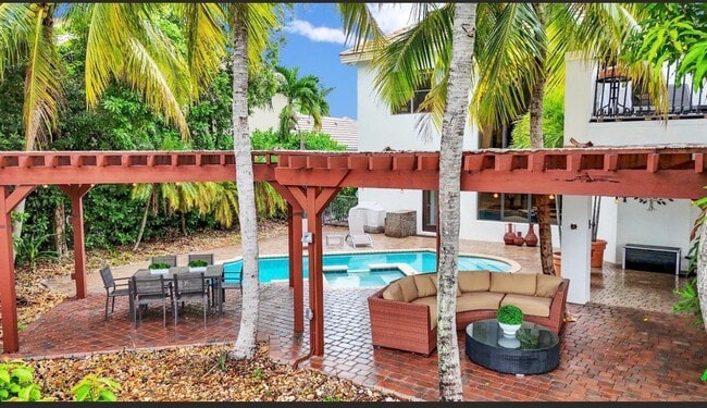 Building Photo - 10703 Versailles Blvd