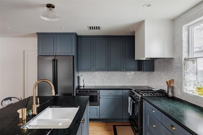 Building Photo - 2613 E 2nd St