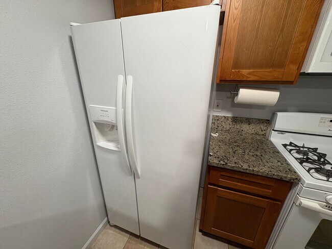 Building Photo - Rent Today! Available Charming 2 Bed 1 Bath in North Highlands Area!