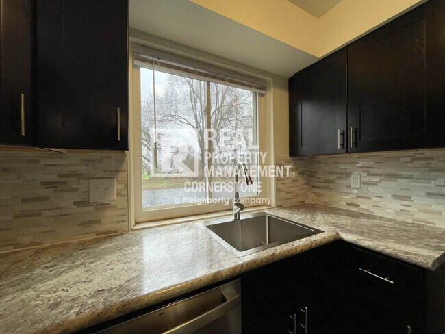 Building Photo - Updated & Inviting 2-Bedroom Townhome in Q...