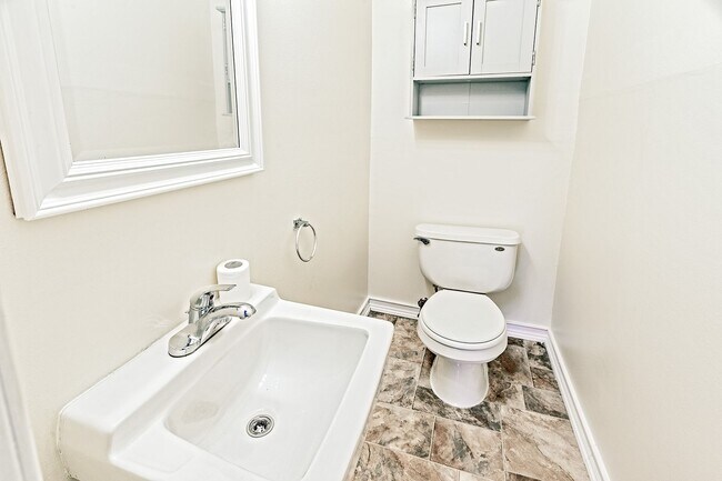 Building Photo - 5 bedroom, 2.5 bath home in Claymont