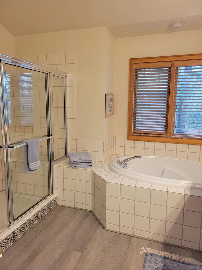 Building Photo - Furnished 3 bedroom, 3.5 bath
