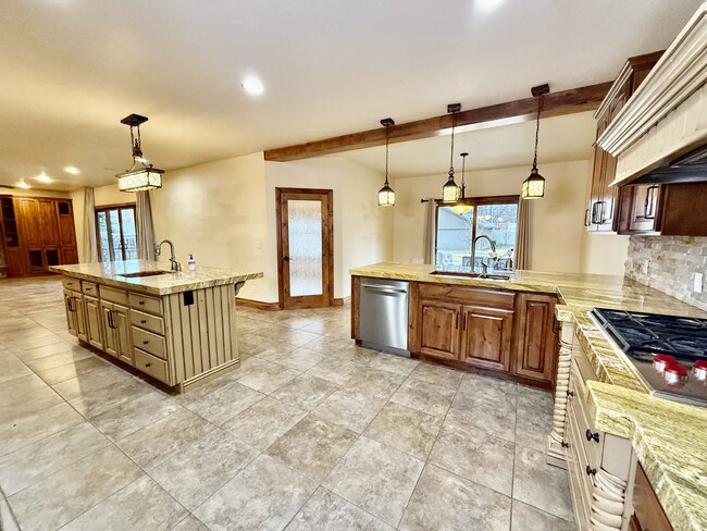 Building Photo - 6819 S Greenfield Way