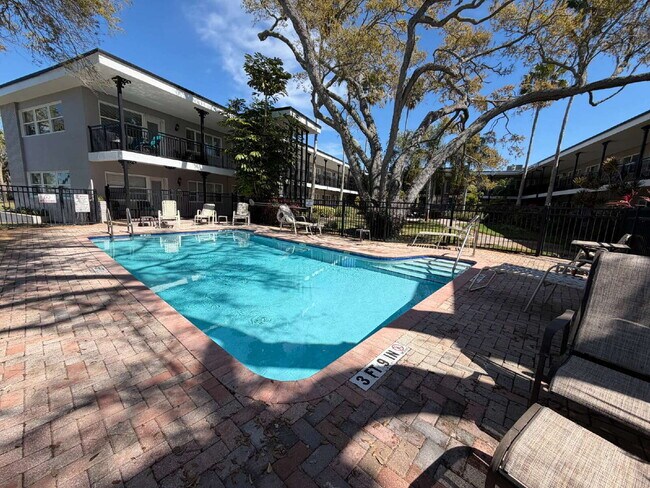 Building Photo - "Charming 1-Bedroom Condo Retreat in Dunedin's Heart - Cozy, Convenient & Inviting!"