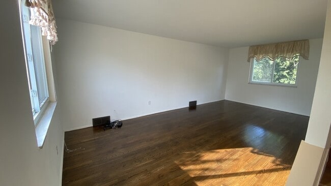 Building Photo - 121 Lois Dr