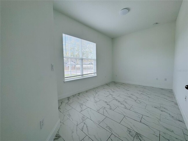 Building Photo - 725 Dennis Ave